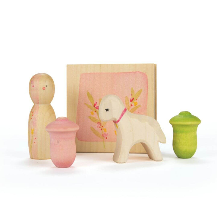 A beautifully curated set from the Grapat x Ostheimer 'Hello Spring' collaboration, featuring five handcrafted wooden pieces. The set includes a wooden Nin figure in soft pastel tones, a miniature Ostheimer lamb with a delicate spring collar, a flower press with a pink floral design, and two small Mandala tulip pieces in pink and green. These charming pieces celebrate nature, imaginative play, and the renewal of spring.